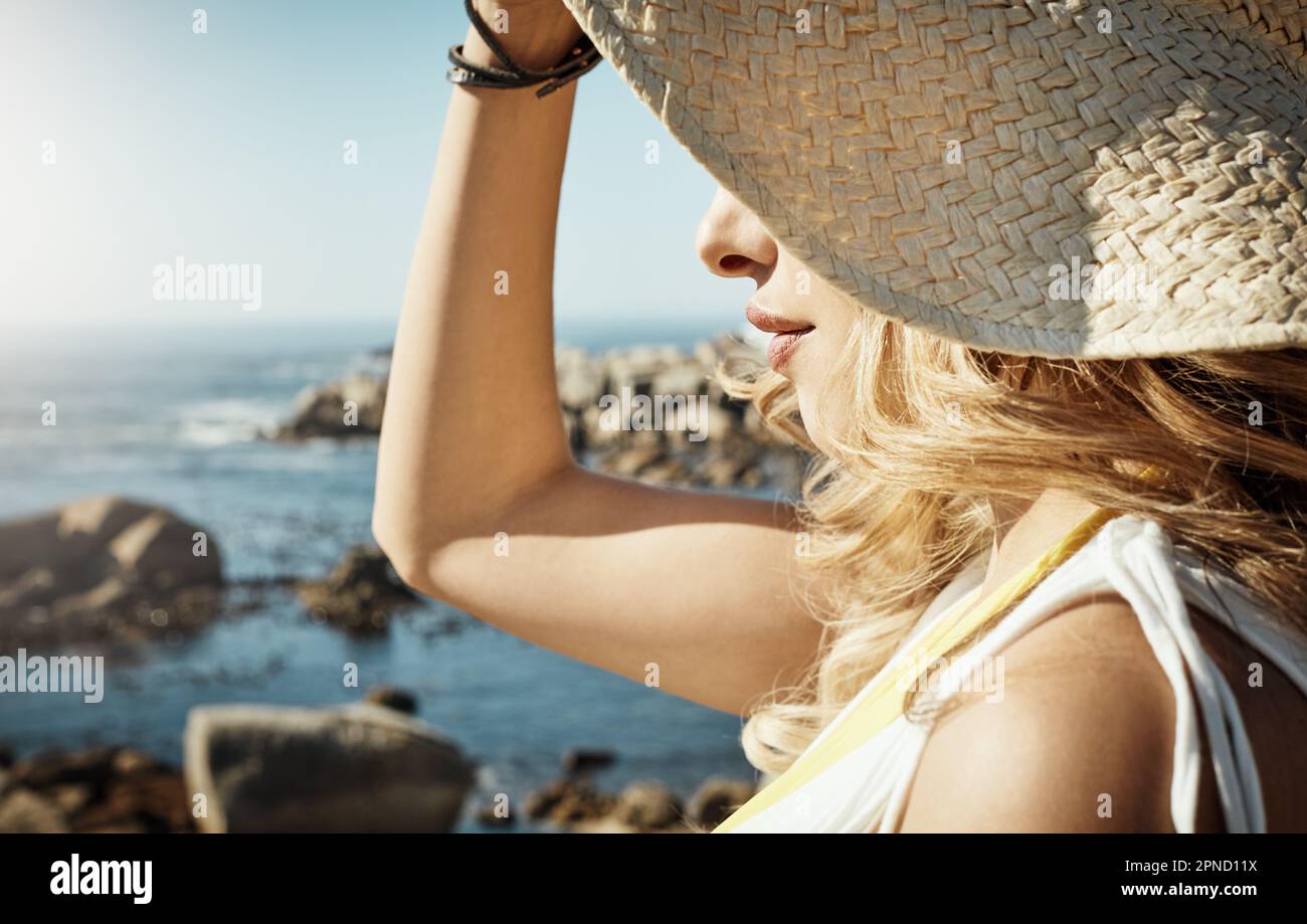 Die heißen Sommertage sind wieder da. Eine attraktive junge Frau, die einen Sommertag am Strand verbringt. Stockfoto