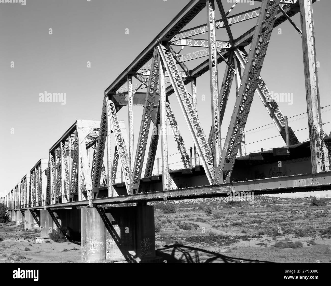 Eisenbahn-Brücke über trockenes Flussbett Stockfoto