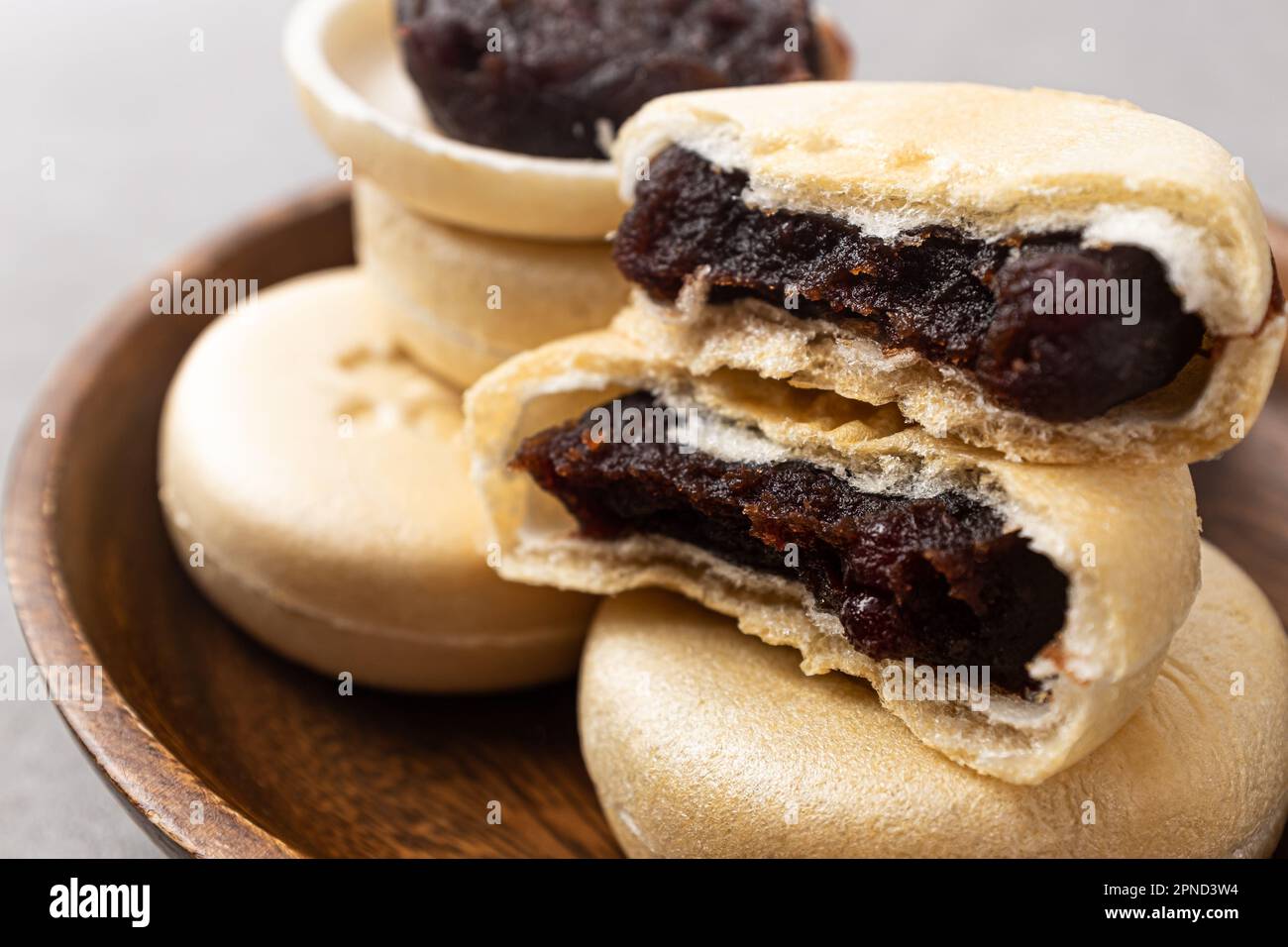 Süßes Wagashi Monaka mit roter Bohnenpaste Stockfoto
