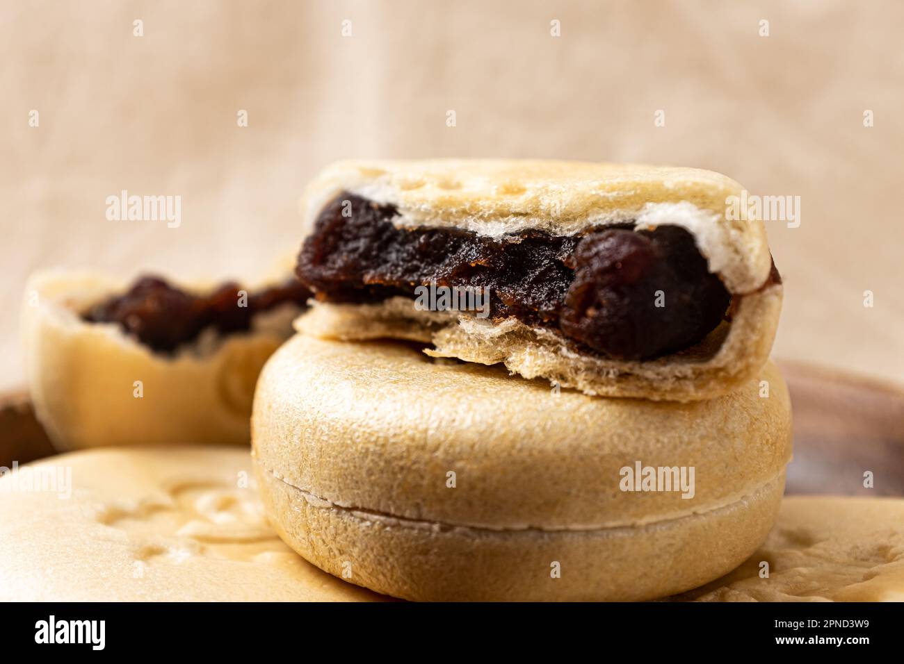 Süßes Wagashi Monaka mit roter Bohnenpaste Stockfoto