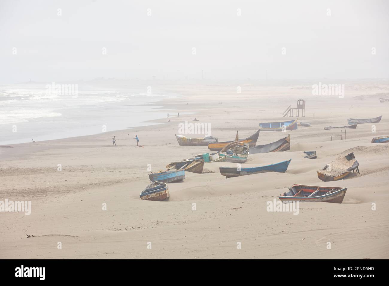 Kleine Boote am Strand von Puerto Eten, Chiclayo, Lambayeque, Peru. Stockfoto