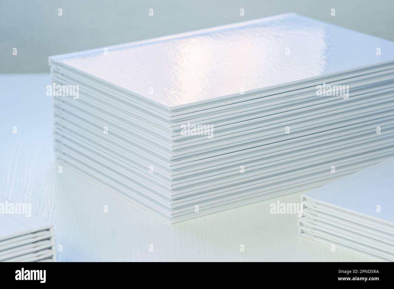 packung mit Druckerzeugnissen, Fotobücher Nahaufnahme Stockfoto