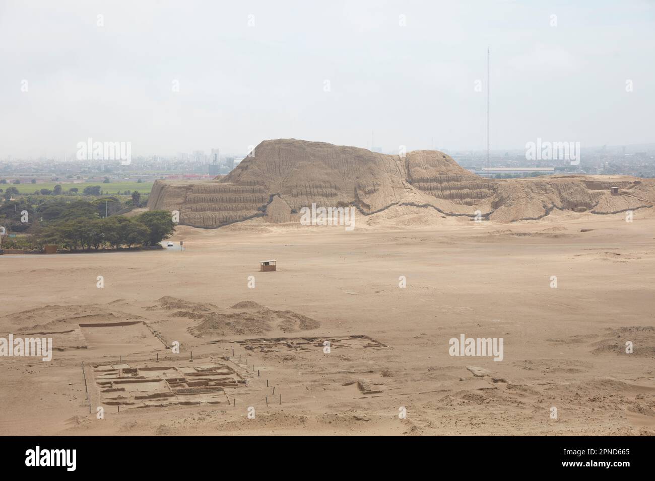 Die „Huaca del Sol“ vom archäologischen Komplex „Huaca de la Luna“ aus gesehen, Trujillo, La Libertad, Peru. Stockfoto