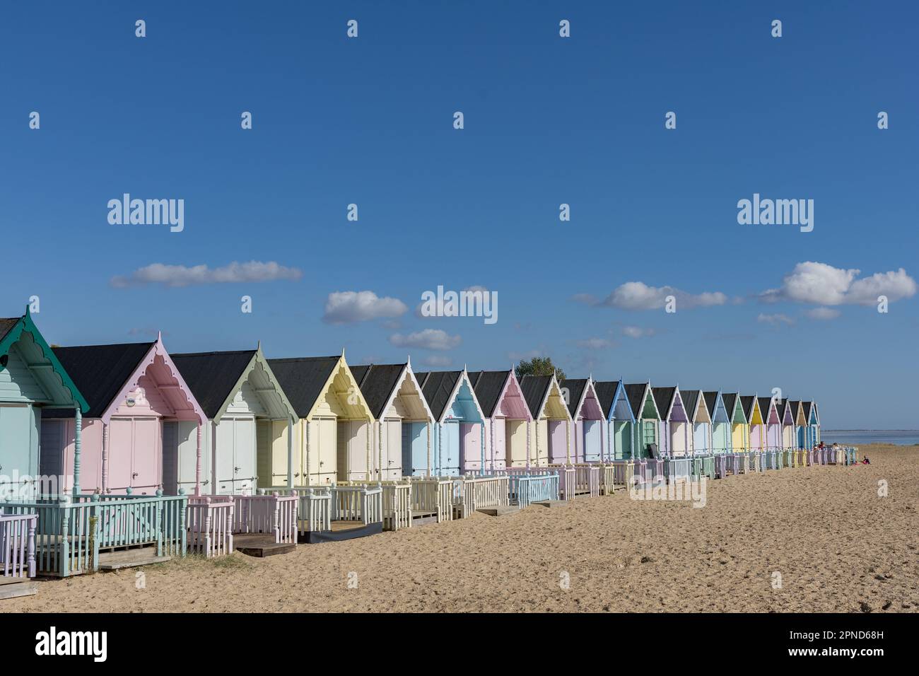 Farbenfrohe Strandhütten auf Mersea Island am 10. Oktober 2022 in Essex, England. Kredit: SMP News Stockfoto