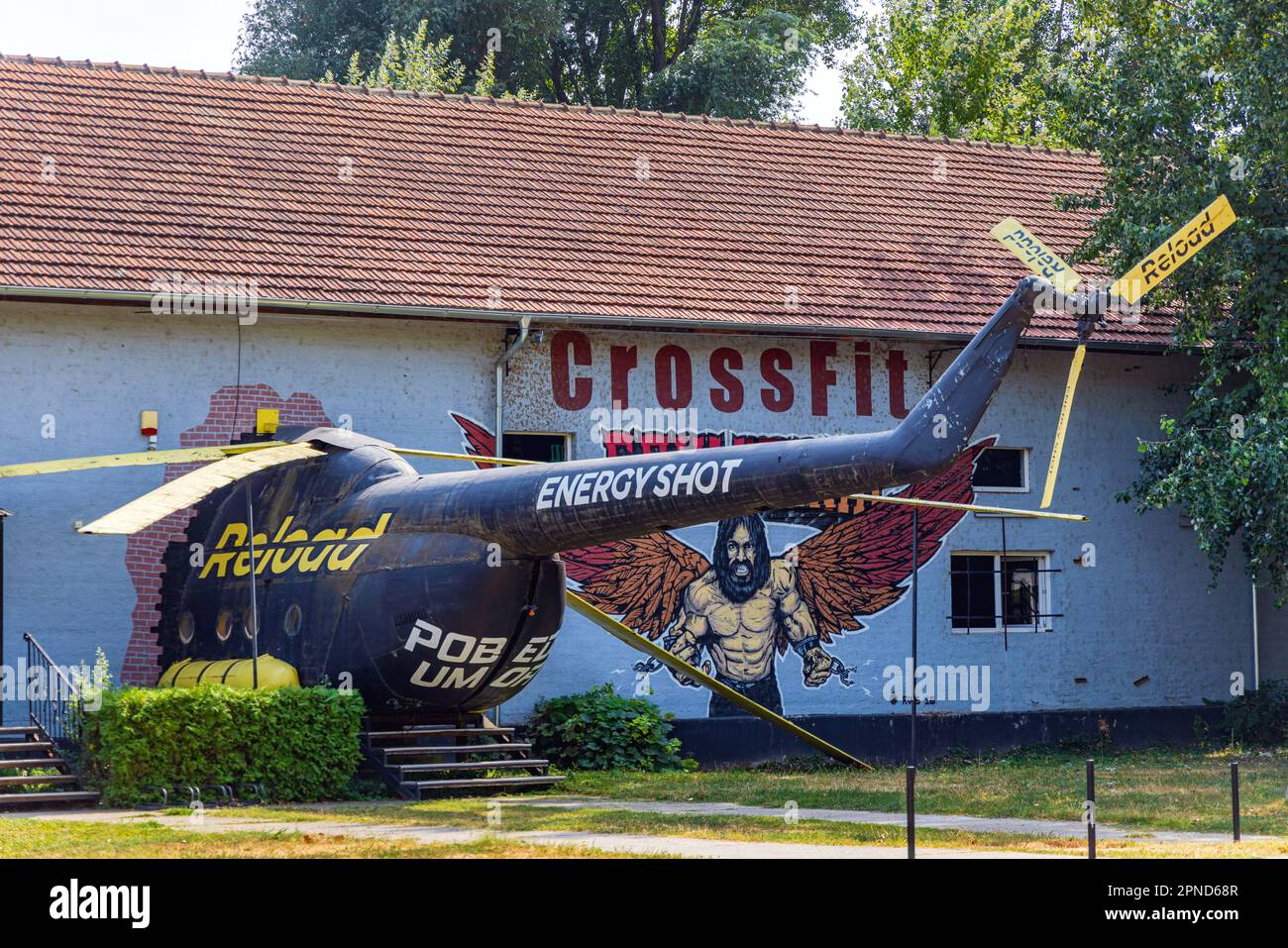 Novi Sad, Serbien - 19. August 2022: Altes militärisches Hubschrauberflugzeug vor der Bas Celik Fit Gym Crossfit Athletic Game Company. Stockfoto