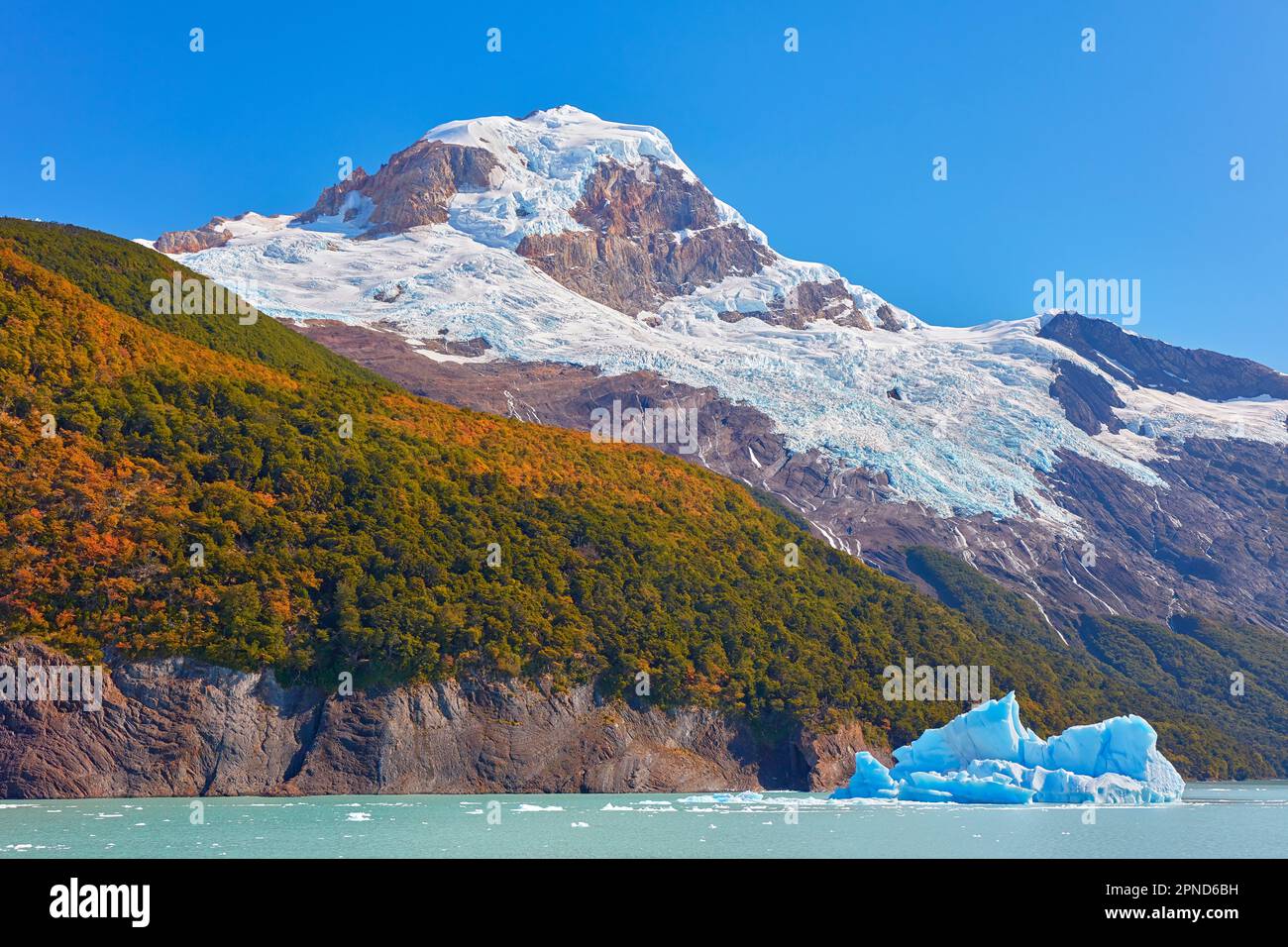 Das Südpatagonische Eisfeld im Herbst während der Fahrt auf dem Brazo Norte, Los Glaciares Nationalpark, El Calafate, Santa Cruz, Argentinien. Stockfoto