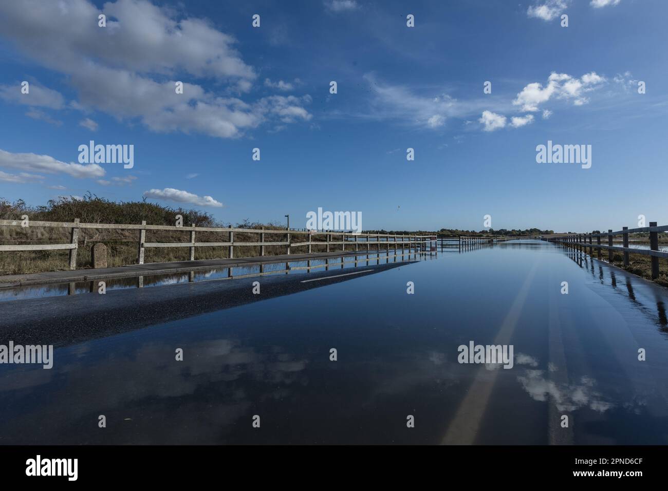 Der Strood Causeway von Mersea Island am 10. Oktober 2022 in Essex, England. Kredit: SMP News Stockfoto