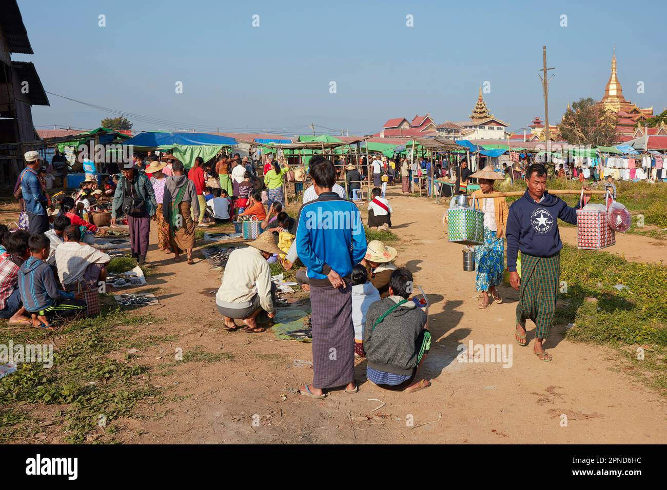 Leute, die auf einem Straßenmarkt in Inle Lake, Shan State, Myanmar handeln. Stockfoto