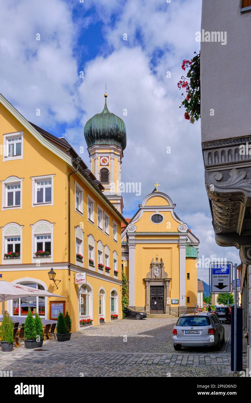 Gastronomische Einrichtung und Kirche St. Nicholas auf dem Marian Square in der Innenstadt von Immenstadt im Allgäu, Bayern, Deutschland, Europa. Stockfoto