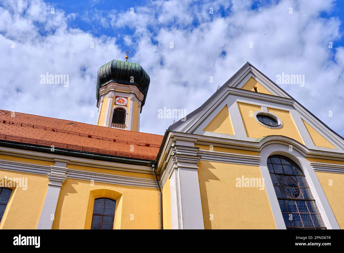 Kirche St. Nicholas auf dem Marian Square in der Innenstadt von Immenstadt im Allgaeu, Bayern, Deutschland, Europa. Stockfoto