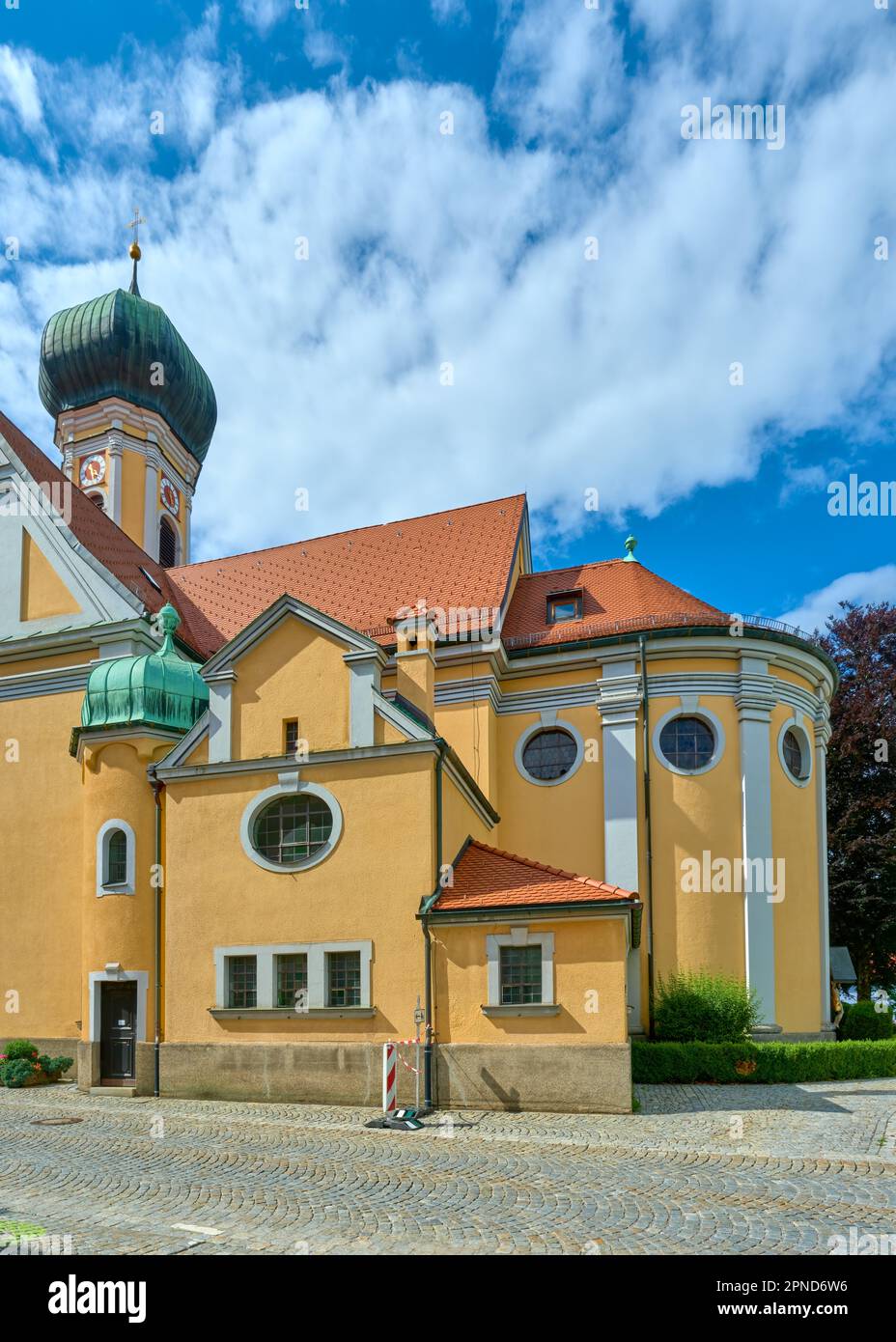 Kirche St. Nicholas auf dem Marian Square in der Innenstadt von Immenstadt im Allgaeu, Bayern, Deutschland, Europa. Stockfoto