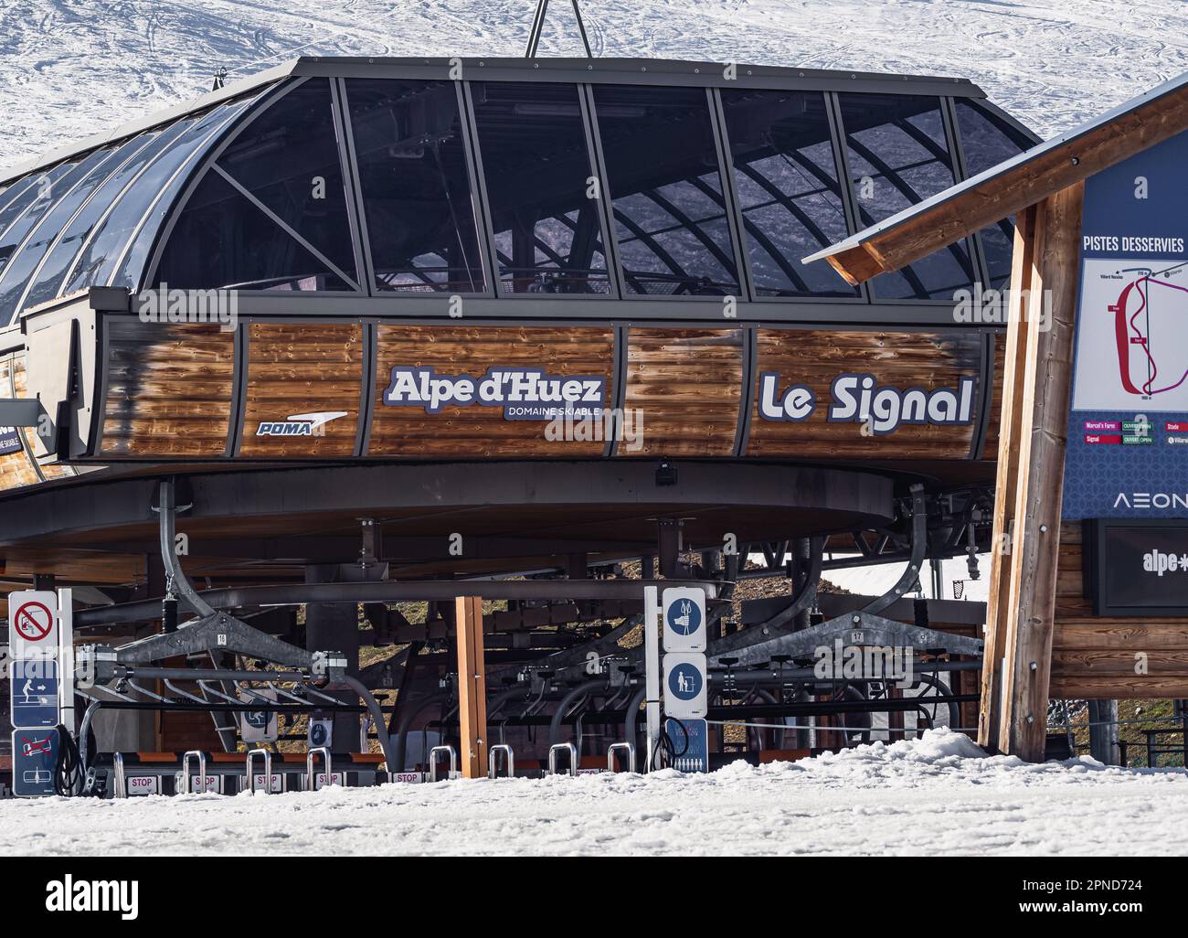 Huez, Frankreich - 9. April 2023: Eines der beliebtesten Skigebiete in den Alpen Frankreichs - Alpe D'Huez - Skilift Le Signal - Skistation, Lift Stockfoto