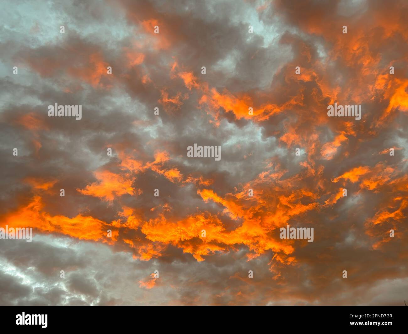 Farbenfroher und wolkiger Himmel in erongo, Namibia Stockfoto