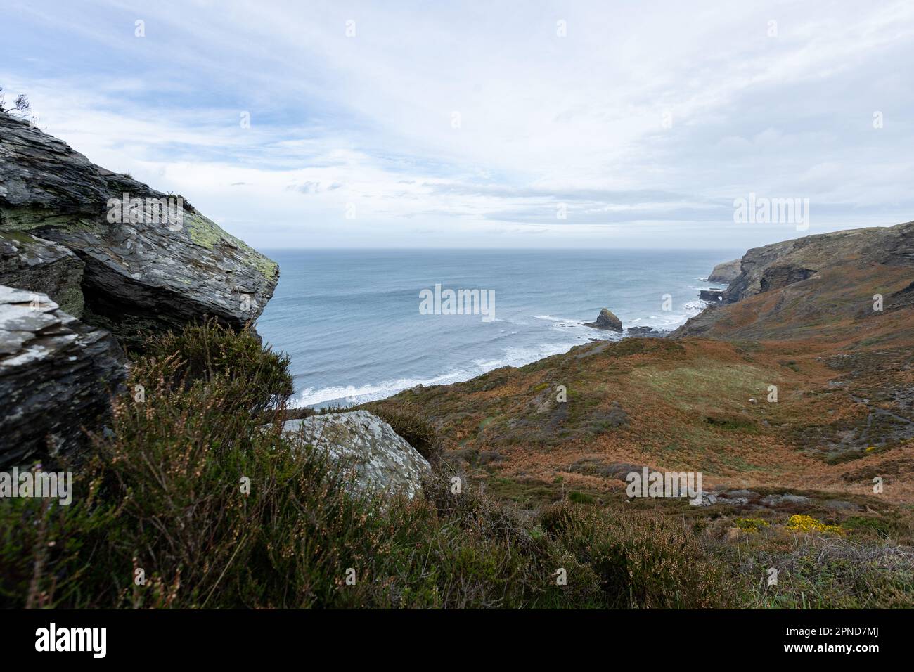 Der Küstenweg und die Küste am 29. Oktober 2022 in Crackington Haven, Cornwall, England. Kredit: SMP News Stockfoto