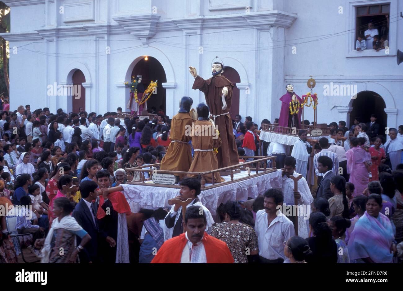 Eine Zeremonie und Prozession am Karfreitag in der Kirche von Igreja do Esp’rito Santo e Convento de S lo Francisco die Stadt Velha Goa in der Provinz Stockfoto