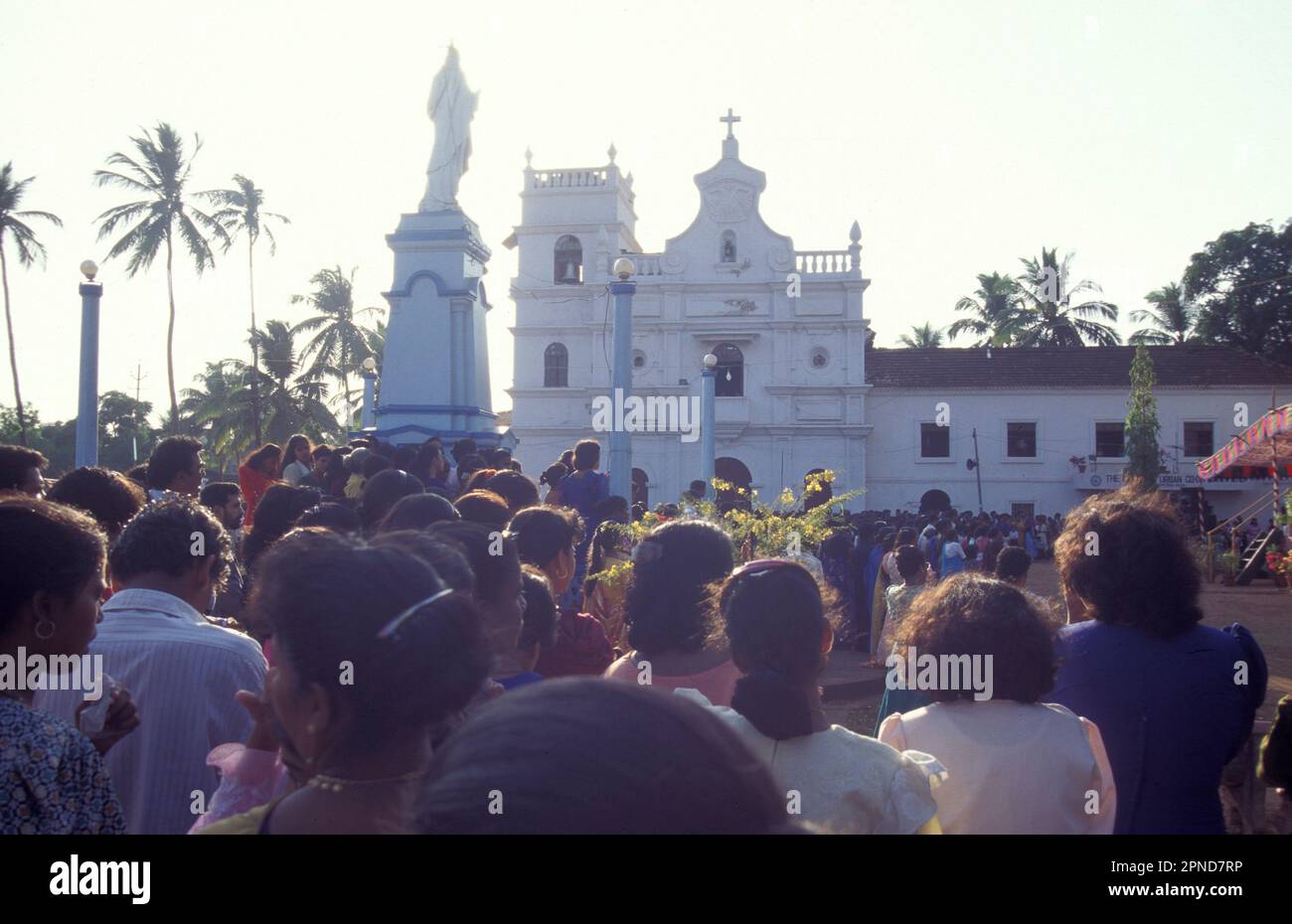 Eine Zeremonie und Prozession am Karfreitag in der Kirche von Igreja do Esp’rito Santo e Convento de S lo Francisco die Stadt Velha Goa in der Provinz Stockfoto