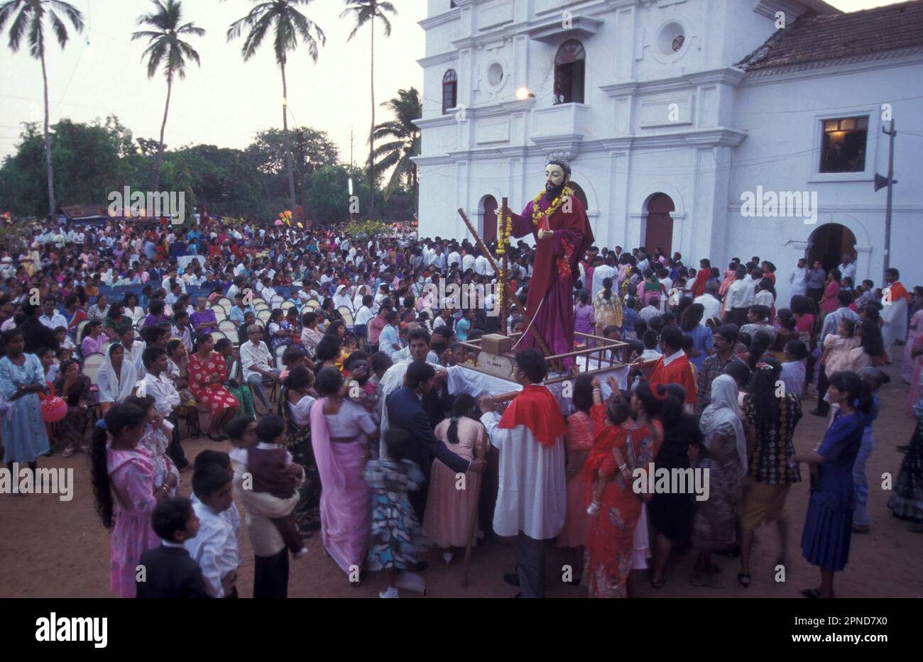 Eine Zeremonie und Prozession am Karfreitag in der Kirche von Igreja do Esp’rito Santo e Convento de S lo Francisco die Stadt Velha Goa in der Provinz Stockfoto