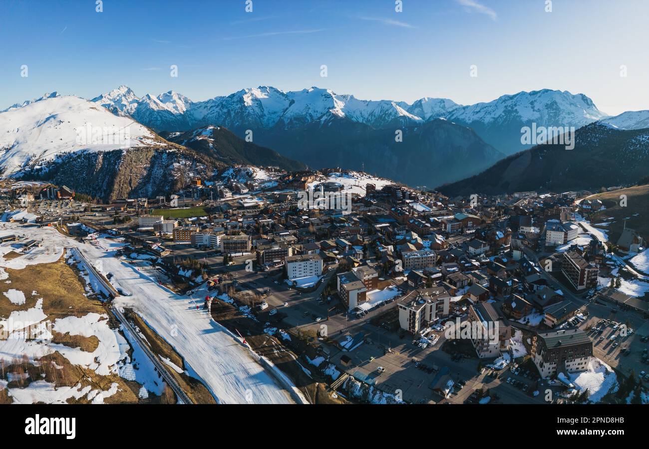 Panoramablick auf die Landschaft und das Skigebiet in den französischen Alpen, Alpe D'Huez, Frankreich - Europa Stockfoto