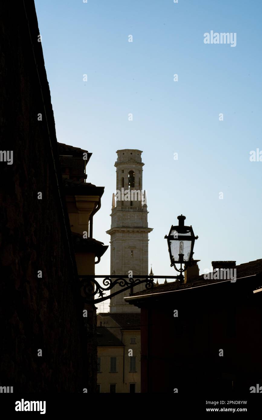 Es handelt sich dabei um drei Vision in drei verschiedenen Lichtverhältnissen des berühmten „Torre dei Lamberti“ in Verona, Italien. Stockfoto