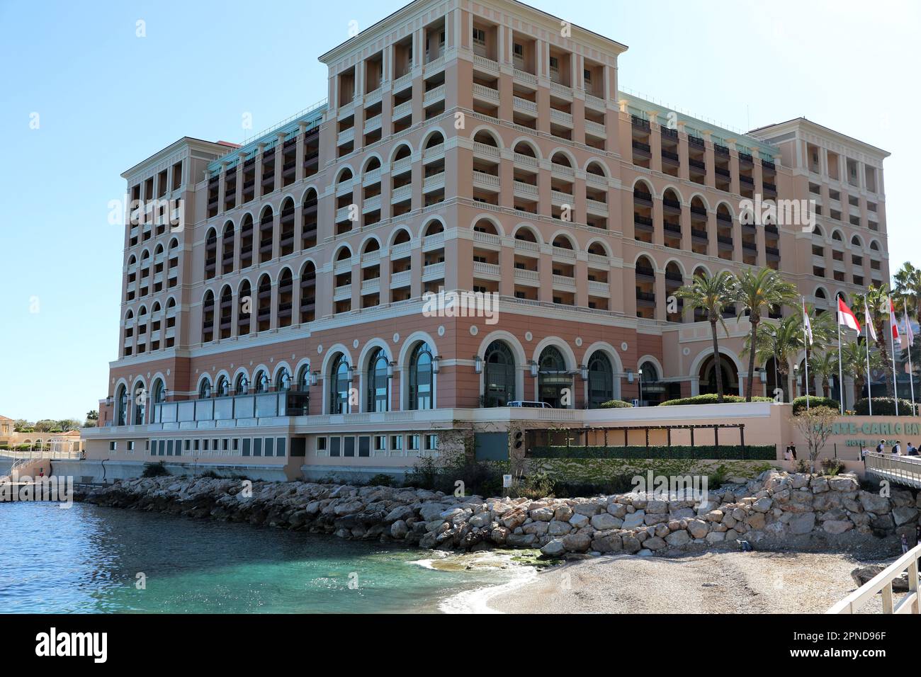 Monte-Carlo, Monaco - 16. April 2023: Luxuriöses Monte-Carlo Bay Hotel & Resort mit Blick auf das Mittelmeer in Monaco, Cote d'Azur Stockfoto