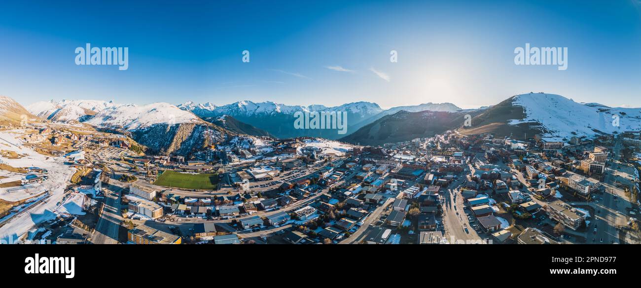 Panoramablick auf die Landschaft und das Skigebiet in den französischen Alpen, Alpe D'Huez, Frankreich - Europa Stockfoto