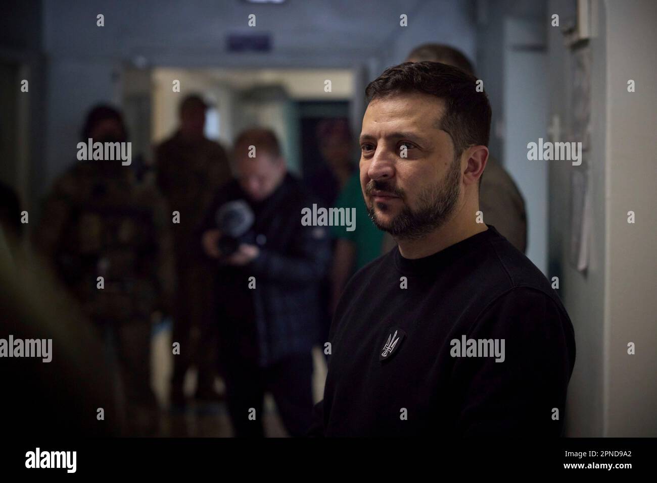 Avdiivka, Ukraine. 18. April 2023. Ukrainischer Präsident Wolodymyr Zelenskyy, richtig, während eines Besuchs in einem Frontkrankenhaus in der Region Donezk am 18. April 2023 in Avdiivka, Ukraine. Kredit: Pool Photo/Pressestelle Des Ukrainischen Präsidenten/Alamy Live News Stockfoto