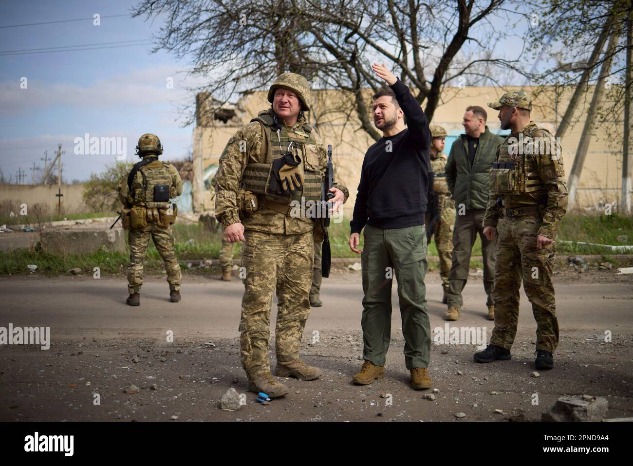 Avdiivka, Ukraine. 18. April 2023. Der ukrainische Präsident Wolodymyr Zelenskyy, Center, sieht geschädigte zivile Strukturen während der Frontlinien in der Region Donezk am 18. April 2023 in Avdiivka, Ukraine. Kredit: Pool Photo/Pressestelle Des Ukrainischen Präsidenten/Alamy Live News Stockfoto