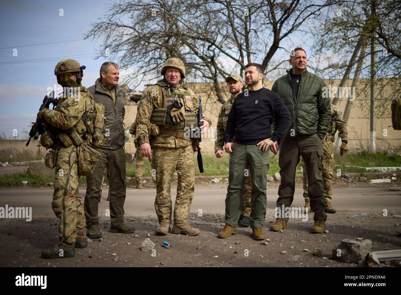 Avdiivka, Ukraine. 18. April 2023. Ukrainischer Präsident Wolodymyr Zelenskyy, 2. Rechts, sieht geschädigte zivile Strukturen während der Frontlinien in der Region Donezk, 18. April 2023 in Avdiivka, Ukraine. Kredit: Pool Photo/Pressestelle Des Ukrainischen Präsidenten/Alamy Live News Stockfoto
