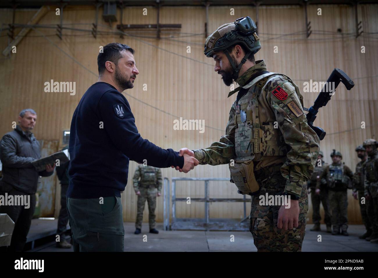 Avdiivka, Ukraine. 18. April 2023. Der ukrainische Präsident Wolodymyr Zelenskyy, Left, überreicht den ukrainischen Marines während eines Besuchs an vorderster Front in der Region Donezk am 18. April 2023 in Avdiivka, Ukraine, Militärmedaillen. Kredit: Pool Photo/Pressestelle Des Ukrainischen Präsidenten/Alamy Live News Stockfoto