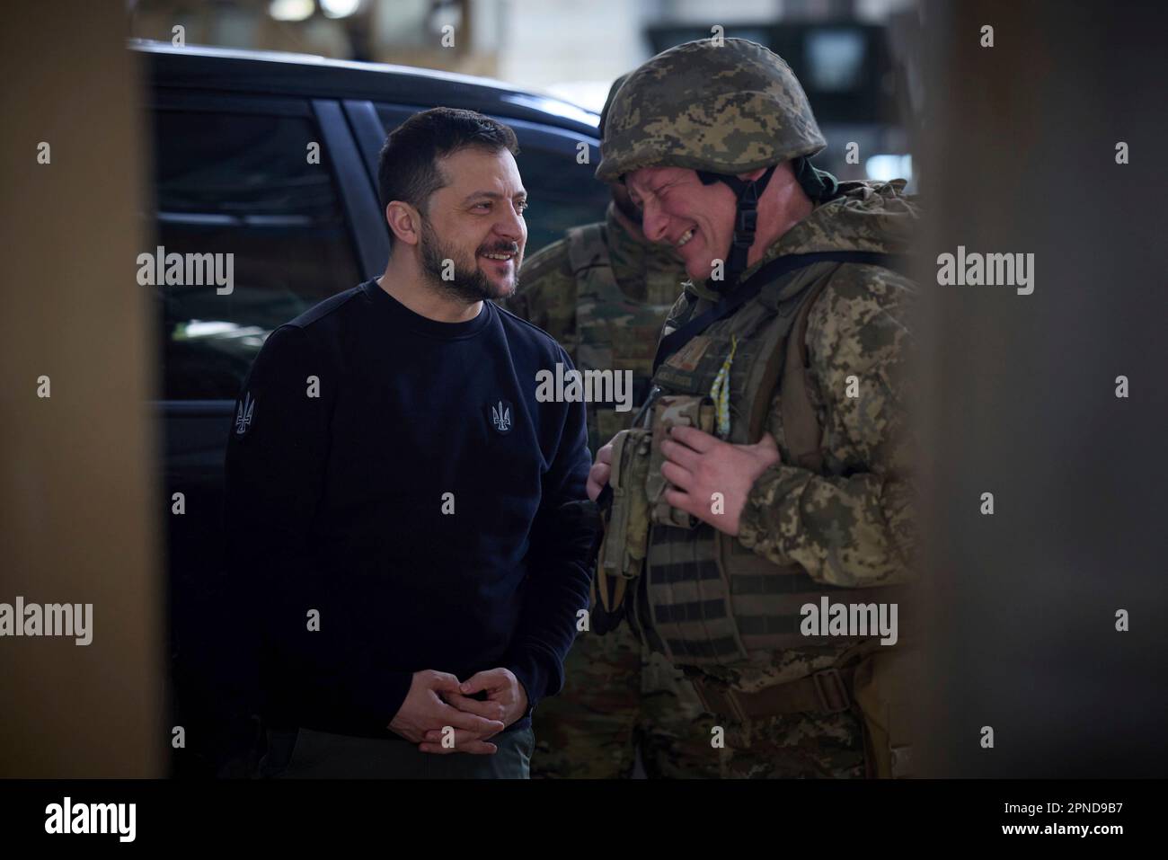 Avdiivka, Ukraine. 18. April 2023. Der ukrainische Präsident Wolodymyr Zelenskyy, Left, unterhält sich mit ukrainischen Marines während eines Besuchs an vorderster Front in der Region Donezk am 18. April 2023 in Avdiivka, Ukraine. Kredit: Pool Photo/Pressestelle Des Ukrainischen Präsidenten/Alamy Live News Stockfoto