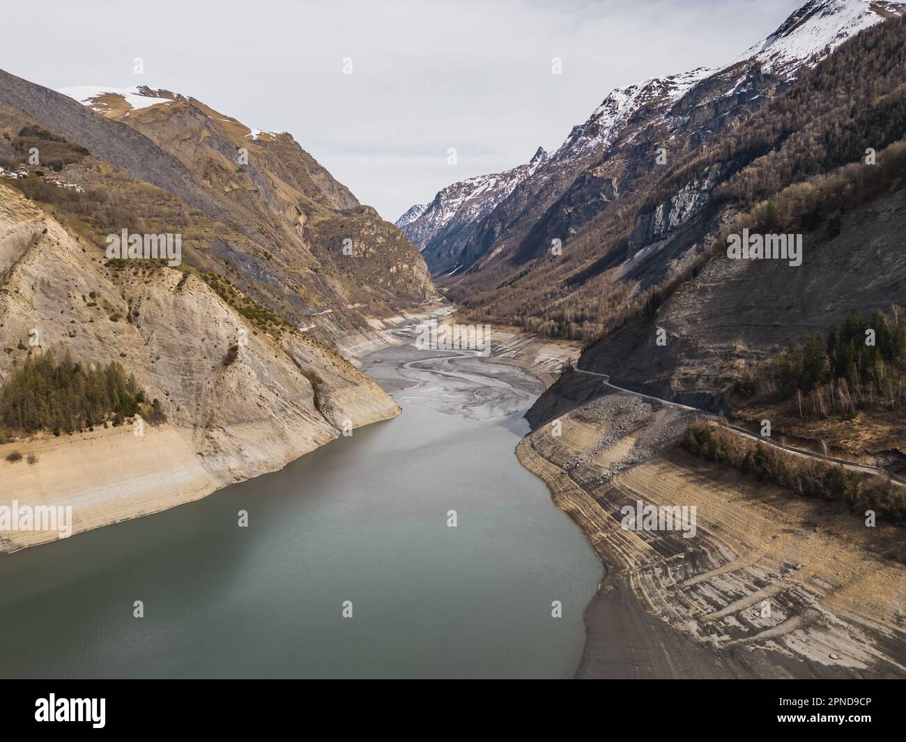 Panoramaaufnahme von Niedrigwasser auf Lac Chambon in den französischen Alpen Stockfoto