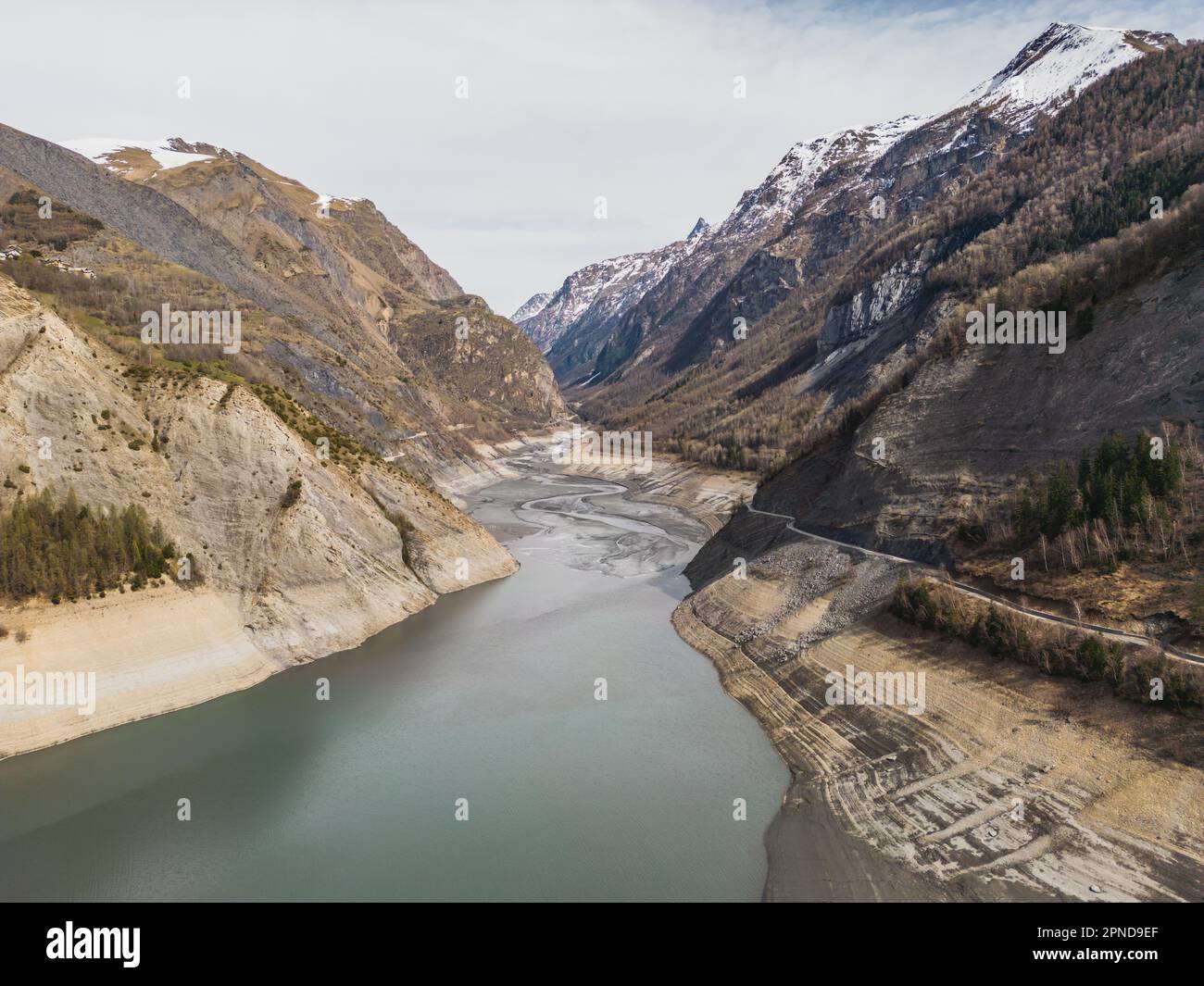 Panoramaaufnahme von Niedrigwasser auf Lac Chambon in den französischen Alpen Stockfoto