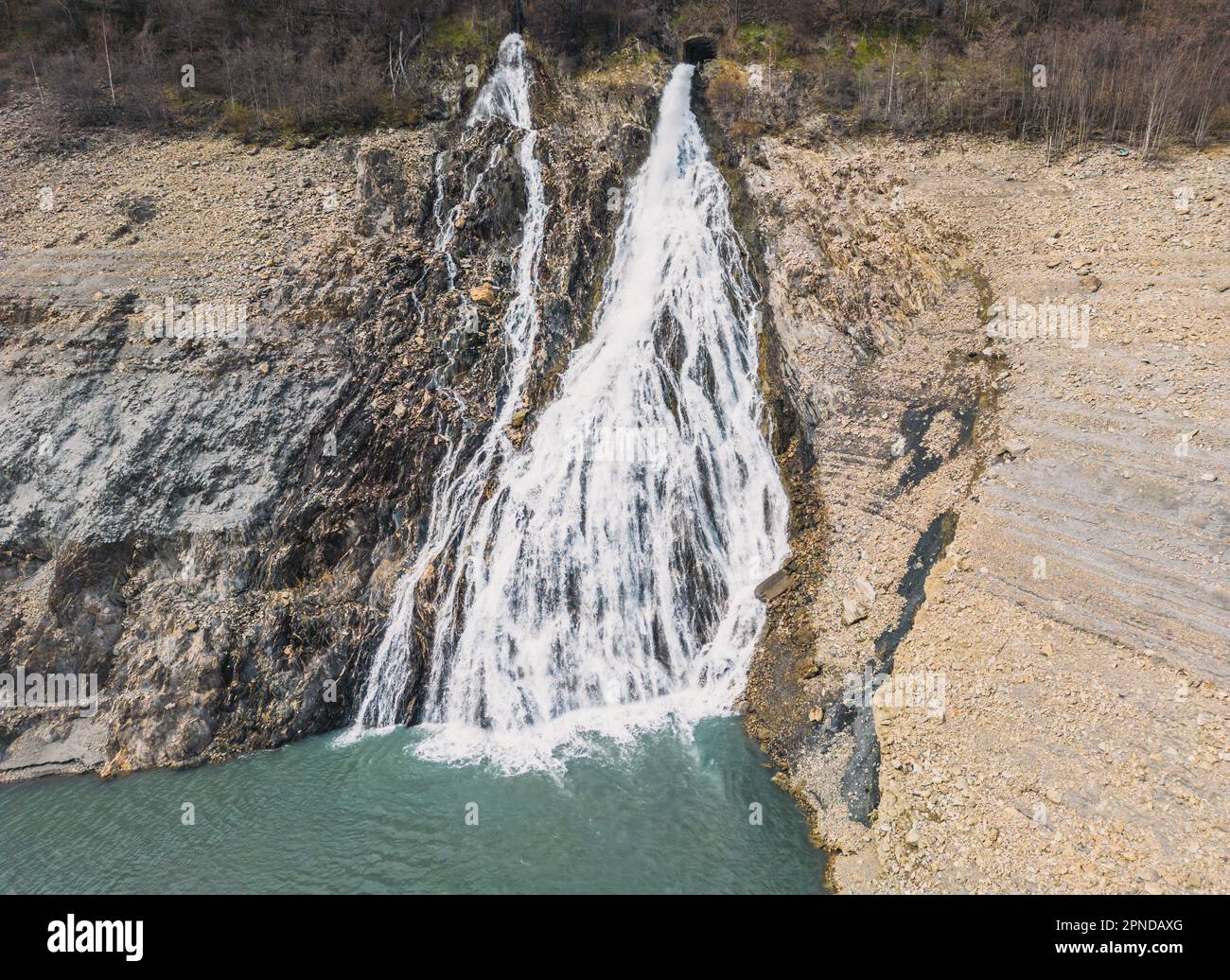 Panoramafoto von einem Wasserfall, der in den Lac Chambon in den französischen Alpen fließt Stockfoto