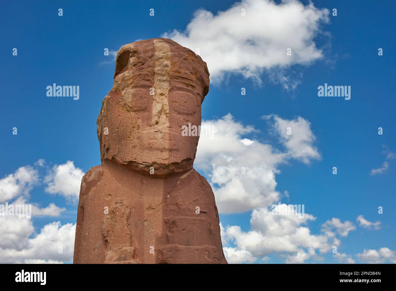 Ein riesiger Monolith in Tiwanaku, einer präkolumbischen archäologischen Stätte im Westen Boliviens. Einer der größten Standorte in Südamerika. Stockfoto