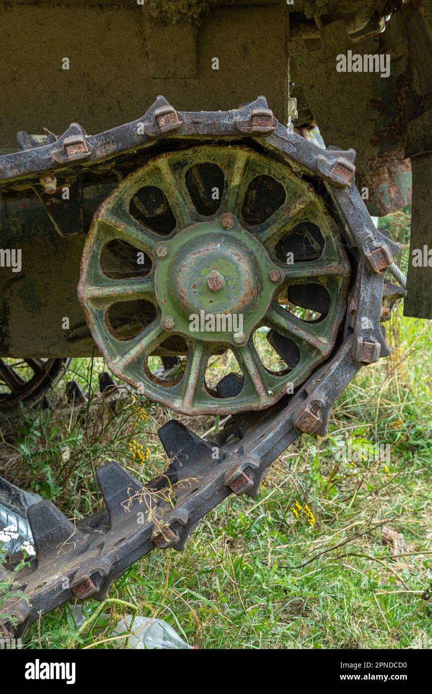 Das alte rostige sowjetische Militär verfolgte ein Geländefahrzeug. Stockfoto