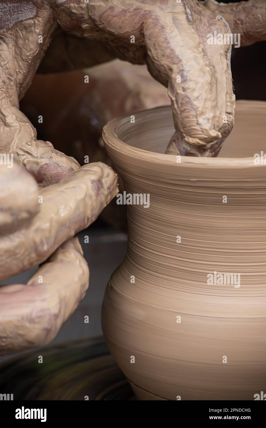 Meisterkurs zur Modellierung von Ton auf einem Töpferrad in der Töpferwerkstatt. Stockfoto