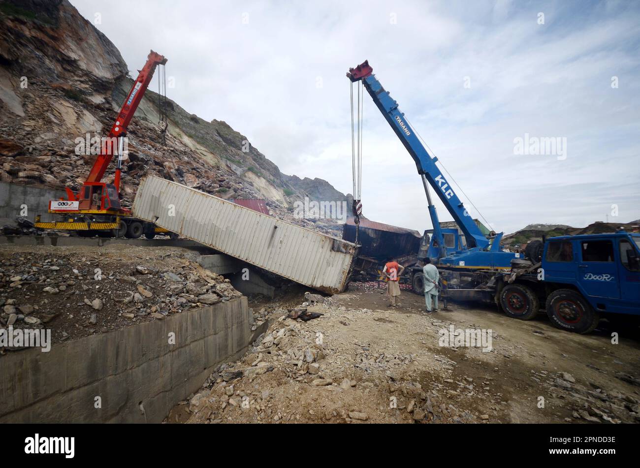 Torkham. 18. April 2023. Schwere Maschinen entfernen am 18. April 2023 einen Container an einem Erdrutschplatz in Torkham im Nordwesten Pakistans. Acht Menschen wurden verletzt und unzählige weitere verschwanden unter den Trümmern, nachdem am Dienstag an der Torkham-Grenze in Pakistans nordwestlicher Provinz Khyber Pakhtunkhwa Land gerutscht war, sagten Rettungsquellen. Kredit: Str/Xinhua/Alamy Live News Stockfoto