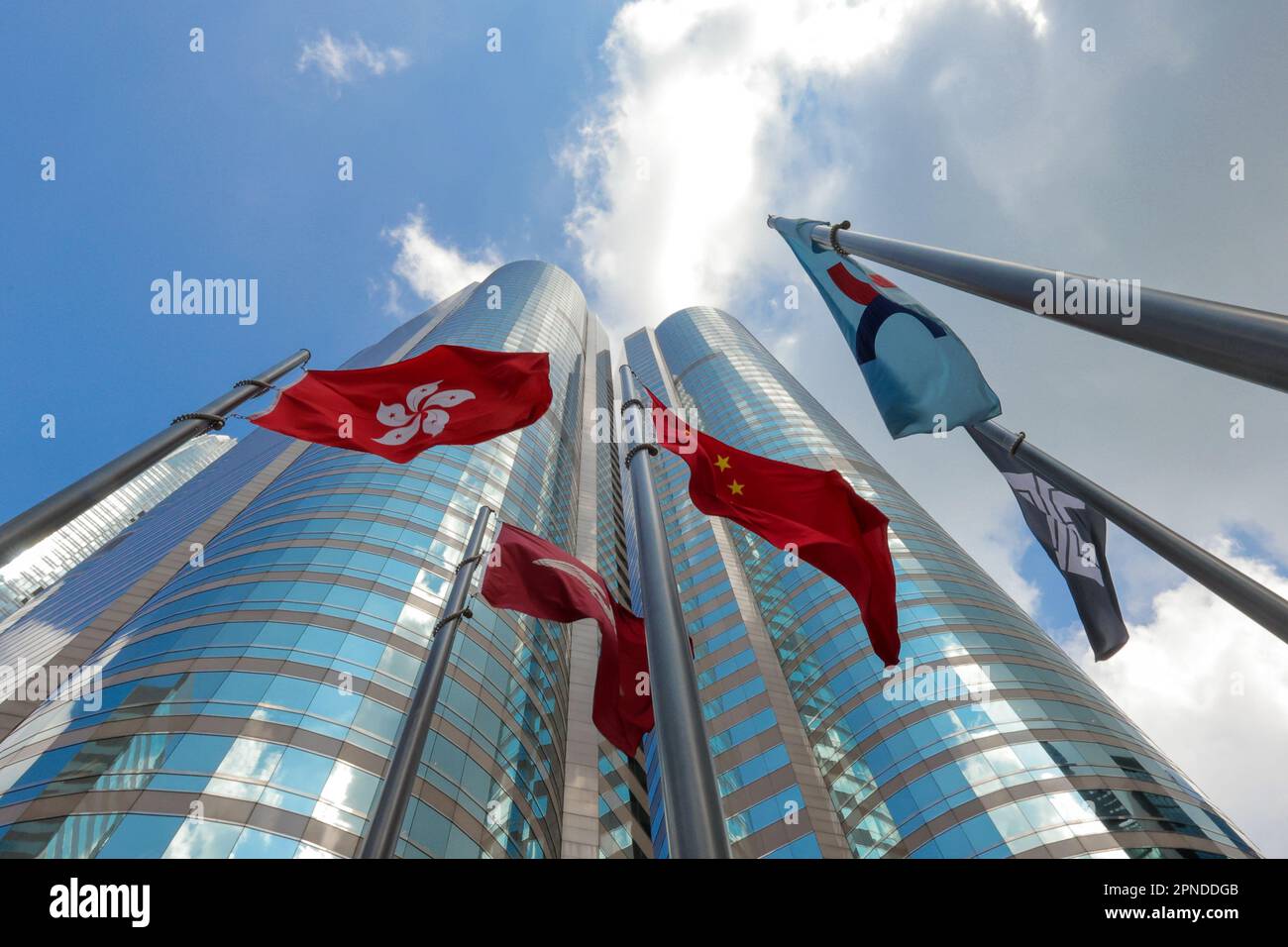 Vor dem Gebäude des Hong Kong Exchange Square im Zentrum von Hongkong werden Fahnen gehisst. Der Hang Seng Index springt über 6 %. Die Aktien Hongkongs stiegen bei der Handelseröffnung am Mittwoch um mehr als fünf Prozent, als die Anleger von einem Feiertag zurückkehrten, um Aufholjagd zu spielen. Die globale Rally wurde durch die Lockerung der Sorgen über Leitzinsanhebungen der Zentralbanken angetrieben. 05OCT22 SCMP/Jelly Tse Stockfoto