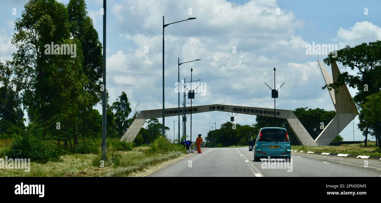 Blick auf die Straße mit Brücke in Harare, Simbabwe Stockfoto
