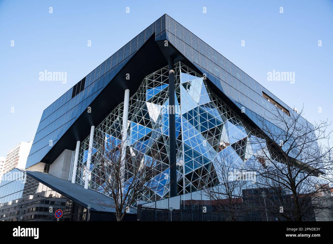 28.02.2023, Berlin, Deutschland, Europa - Blick mit glasiertem Atrium auf das neue Axel Springer Gebäude in der Ortschaft Kreuzberg vom niederländischen Architekten Koolhaas. Stockfoto