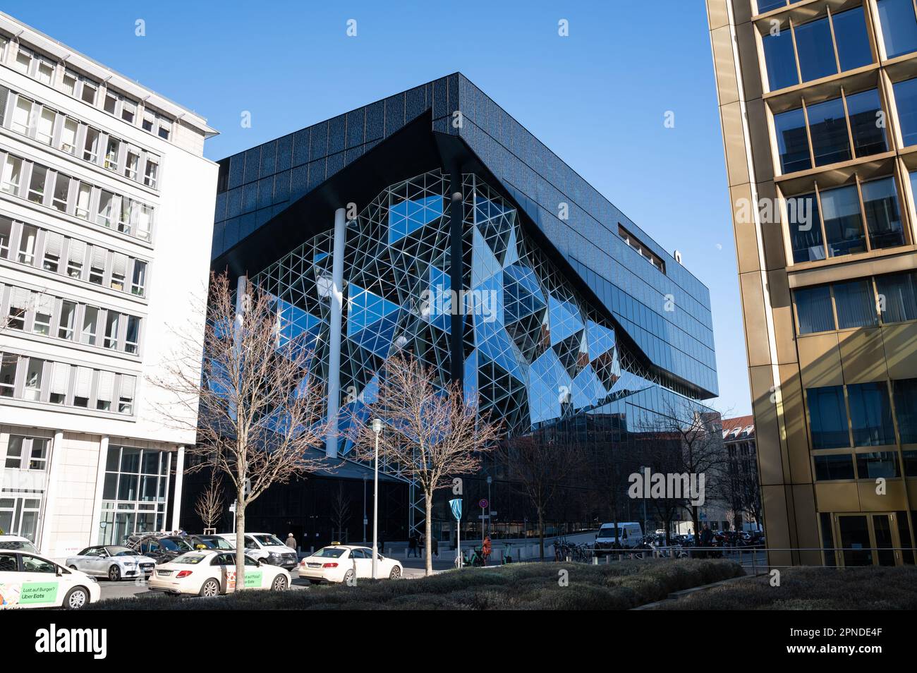 28.02.2023, Berlin, Deutschland, Europa - Blick mit glasiertem Atrium auf das neue Axel Springer Gebäude in der Ortschaft Kreuzberg vom niederländischen Architekten Koolhaas. Stockfoto