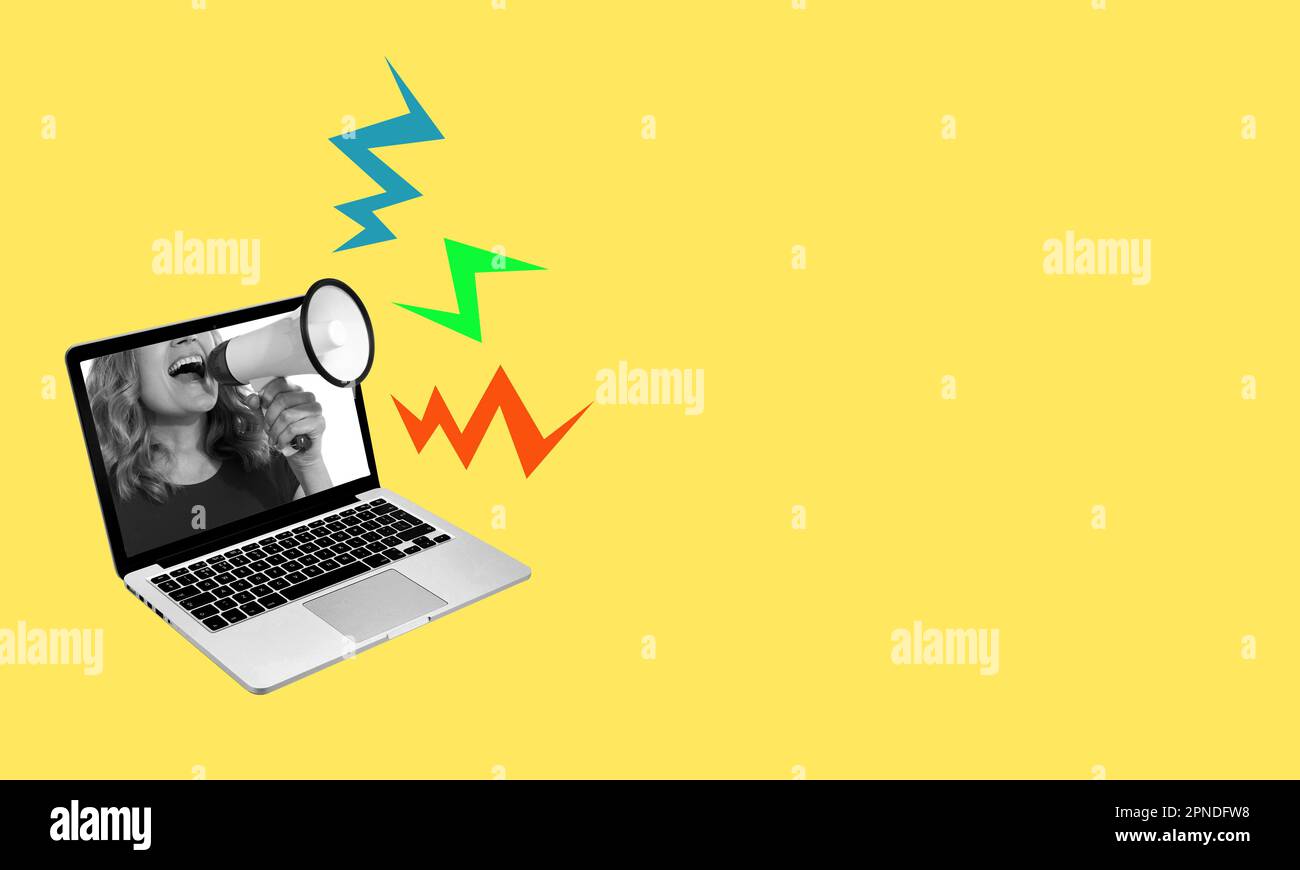 Deine eigenen Gedanken online ausrufen. Mann mit Megafon im Laptop. Modernes Design, zeitgenössische Kunstcollage. Inspiration, Idee, trendiges urbanes Magazin Stockfoto