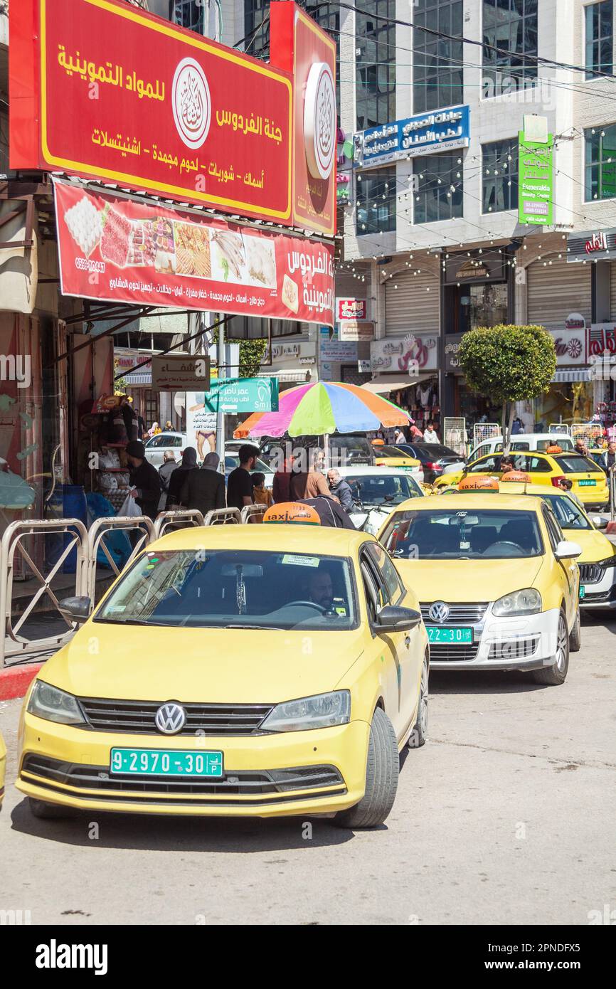 Yellow Taxis hat eine Schlange für Geschäfte im Zentrum von Hebron, Westjordanland, Palästina Stockfoto