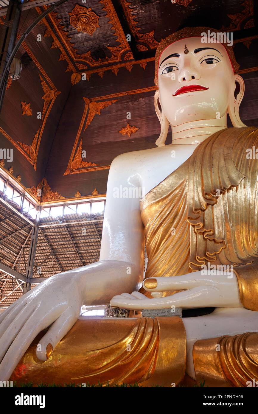 Eine riesige Buddha-Statue in einem Tempel von Yangon, Myanmar. Stockfoto