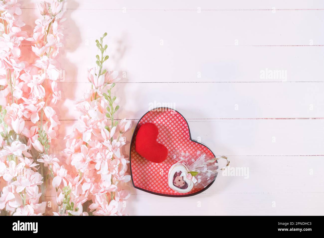 Jeden Tag ist Muttertag. Muttertagskonzepte und Sweetest Day, Love Concept. Rotes Herz mit dem Buchstaben LIEBE MOM mit wunderschöner Blume auf rosa Backg Stockfoto