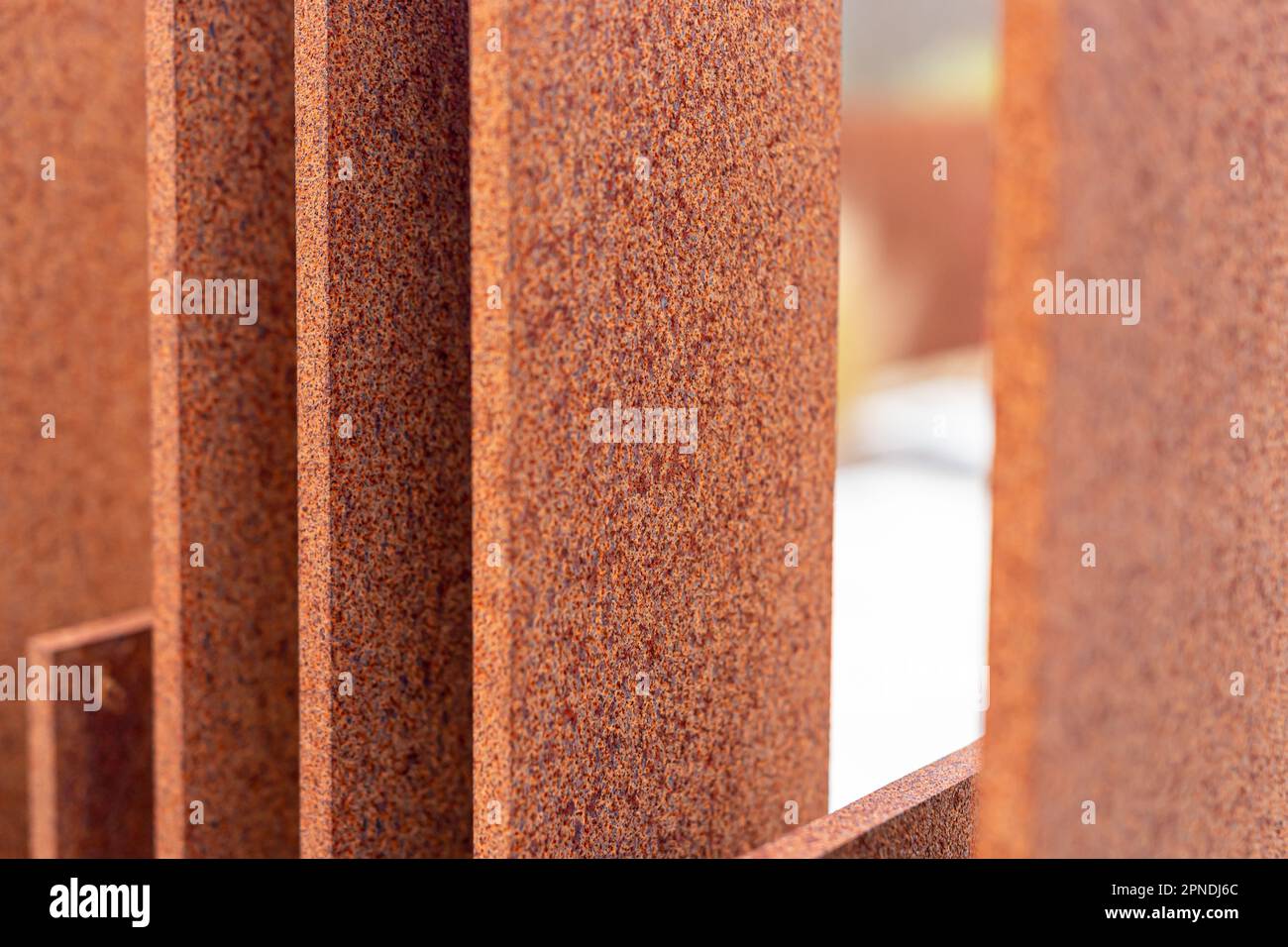 Detail des Zauns aus Kortenstahl. Schöne Rostfarbe Stockfoto