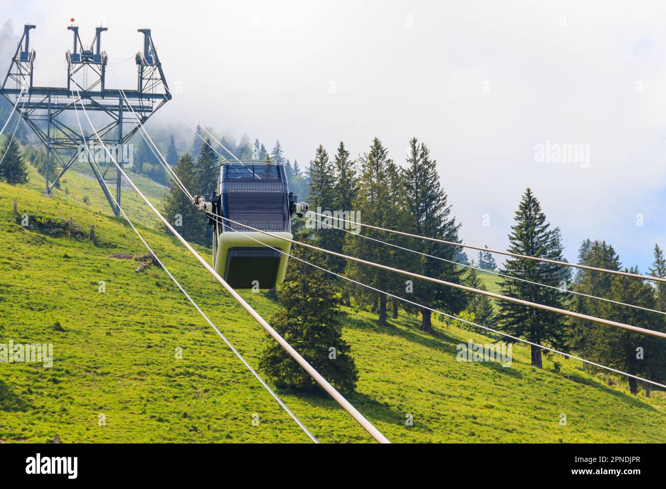 Gondel der Stanserhorn Cabrioleilbahn zum Stanserhorn Berg in der Schweiz Stockfoto