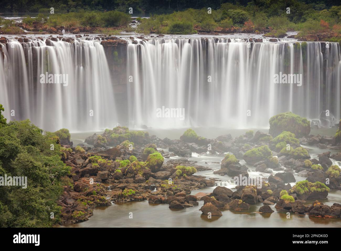Der „Salto Rivadavia“-Wasserfall im Iguazú-Nationalpark, Parana, Argentinien. Stockfoto