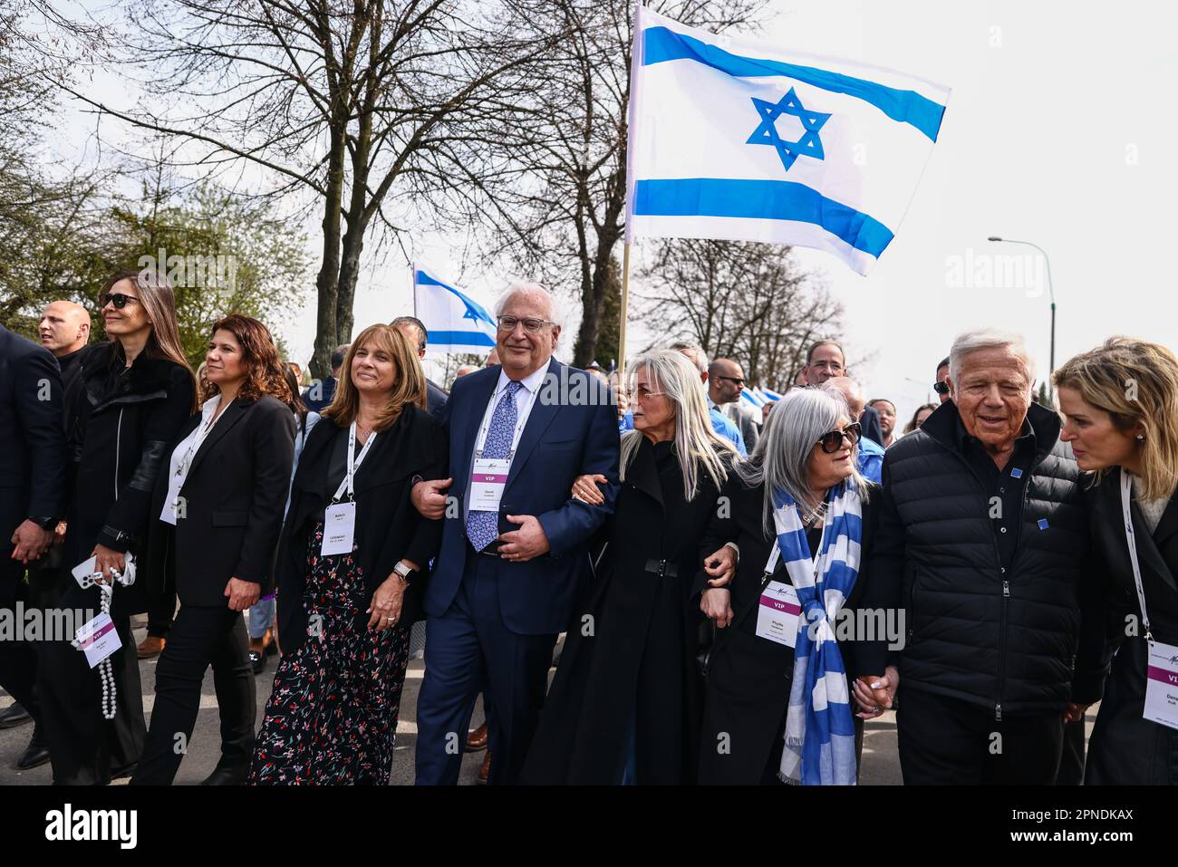 18. April 2023, Oswiecim, Polen: Robert Kraft, Meek Mill, Phyllis Greenberg Heideman und David Friedman nehmen am 18. April 2023 am 35. Jahrestag des "Internationalen Marsches der Lebenden" im ehemaligen nazideutsch-deutschen Konzentrations- und Vernichtungslager Auschwitz Birkenau in Oswiecim (Polen) Teil. Der jährliche märz ist Teil des Bildungsprogramms, das jüdische Studenten aus aller Welt nach Polen bringt, wo sie die Überreste des Holocaust erkunden. Die Teilnehmer marschieren lautlos drei Kilometer von Auschwitz I nach Auschwitz II Birkenau, dem größten während dieser Zeit errichteten Konzentrationslager der Nazis Stockfoto