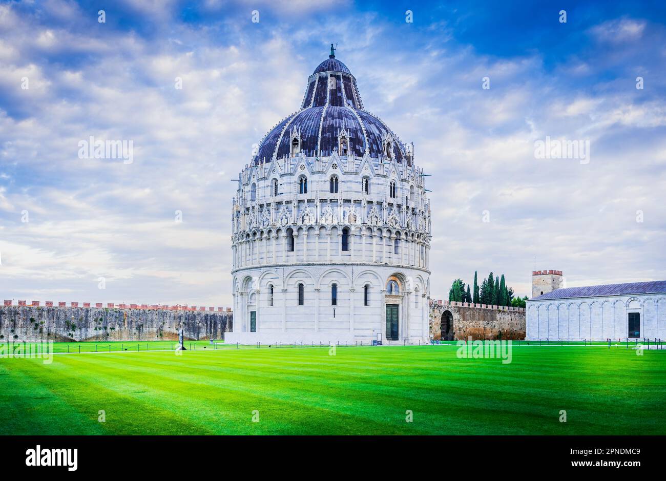 Pisa Baptisterium, das größte in Italien und eines der berühmtesten Beispiele romanischer Architektur der Welt, toskanisches Reiseziel. Stockfoto